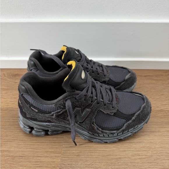 New Balance Unisex Charcoal Grey Textured 2002R Sneaker - Picture 6 of 11